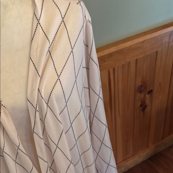 Elegant Cream Cardigan with Diamond Design - Picture 9 of 10